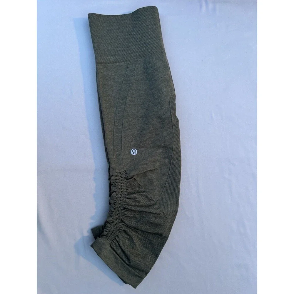 LULULEMON Women’s Green In The Flow Crops - Size 4 US